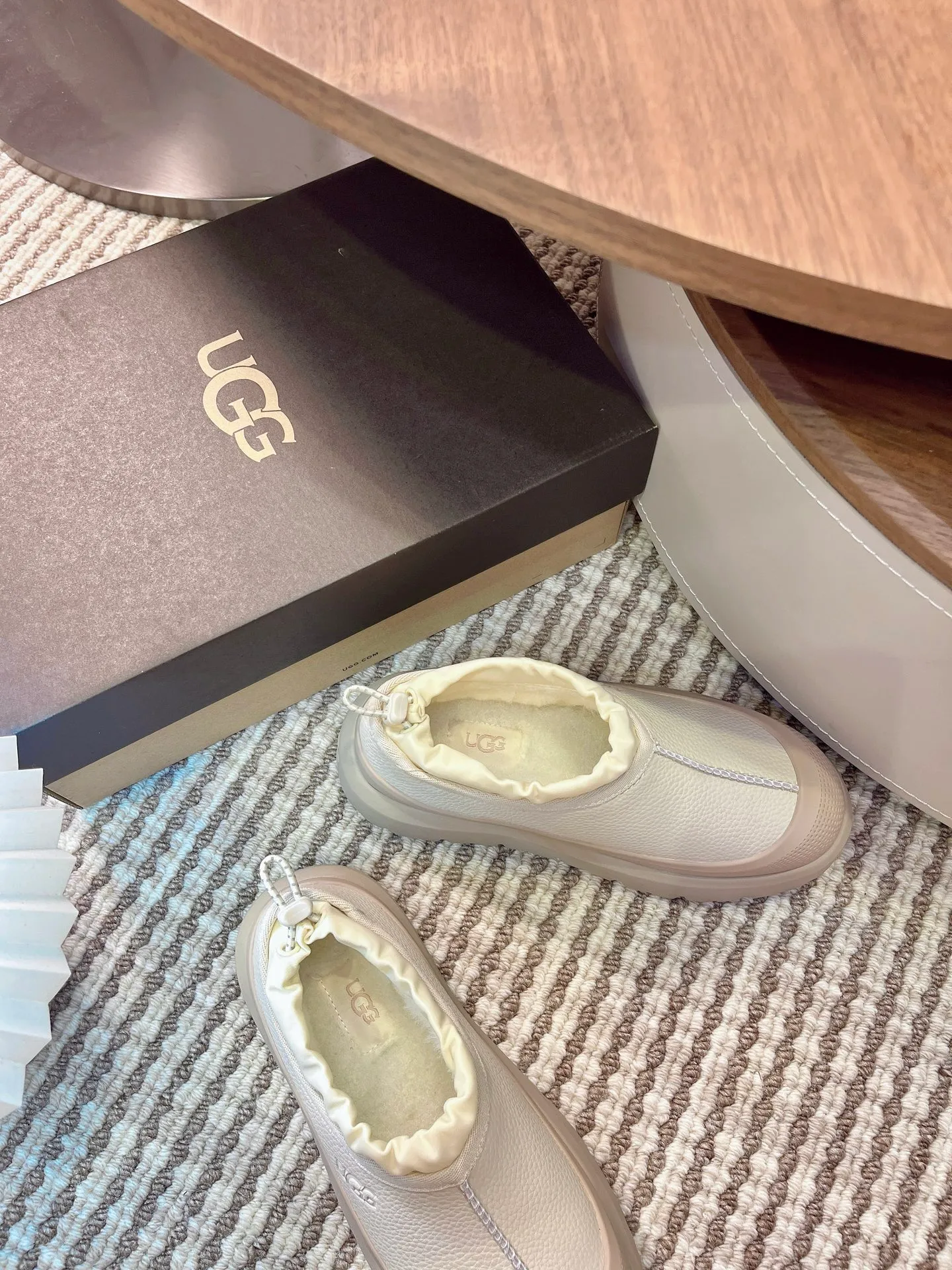 [UGG] P: 520💰 Couple shoes Size: 35-44 [Wang Yibo's same style] UGG2025 new winter style Tasman fashion shoes for men and women 1144096 Ugg new fur shoes for autumn and winter, snow boots, same style for men and women ~ Handsome slip-on, lazy shoes, super easy to put on and take off ~ Suede cowhide fabric ~The soles are molded from original soles, not cheap rubber foam, but made of modern material. The characteristics of this material are that it is light, wear-resistant and non-slip. The outsole has a clear logo imprint, which is comparable to that of a store~